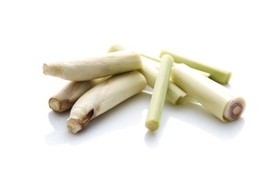 Beyaz arka plan üzerinde izole dilim taze limon