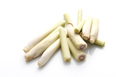 Beyaz arka plan üzerinde izole dilim taze limon