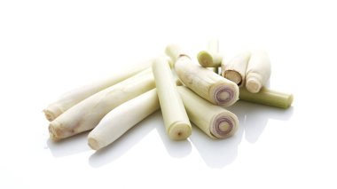 Beyaz arka plan üzerinde izole dilim taze limon