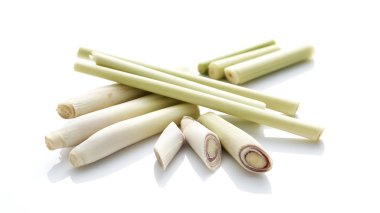 Beyaz arka plan üzerinde izole dilim taze limon