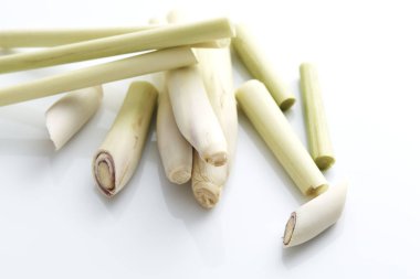 Beyaz arka plan üzerinde izole dilim taze limon