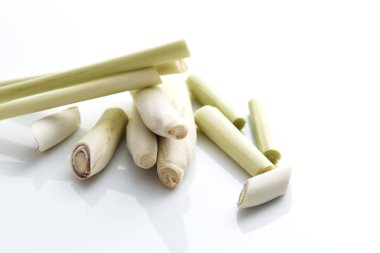 Beyaz arka plan üzerinde izole dilim taze limon