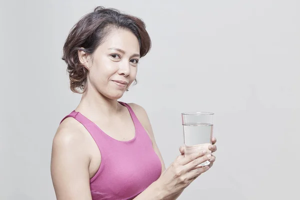 Asiática Mujer Pelo Corto Sosteniendo Vaso Agua Ropa Deportiva Concepto — Foto de Stock