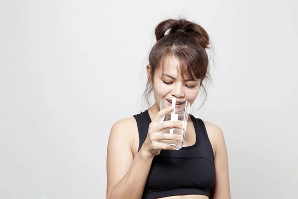 アジアの女性のフィットネスに合う水 医療コンセプトは 健康に良い水を飲むことの概念のガラスを持っている手で — ストック写真