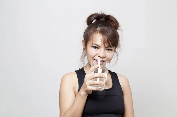 亚洲女子健身套装手捧一杯水 保健理念 饮用健康饮水的概念 — 图库照片