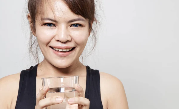 Asiatisk Kvinna Fitness Passar Hand Håller Ett Glas Vatten Hälso — Stockfoto