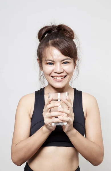 Asiatisk Kvinna Fitness Passar Hand Håller Ett Glas Vatten Hälso — Stockfoto