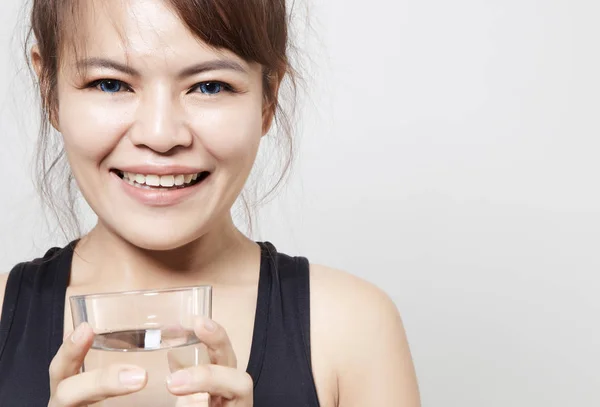 Mujer Asiática Traje Fitness Mano Sosteniendo Vaso Agua Concepto Salud — Foto de Stock