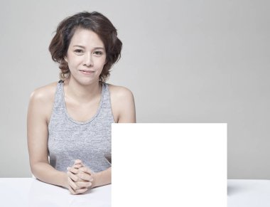 Boş bir masa, boş afiş fikirler ile genç güzel Asyalı kadın