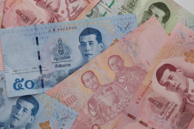 20 50 100 baht el Holding yeni Tayland Baht banknotlar ile görüntü X Kral Rama beyaz arka plan üzerinde kapatın