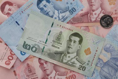 20 50 100 baht el Holding yeni Tayland Baht banknotlar ile görüntü X Kral Rama beyaz arka plan üzerinde kapatın