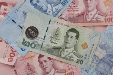 20 50 100 baht el Holding yeni Tayland Baht banknotlar ile görüntü X Kral Rama beyaz arka plan üzerinde kapatın
