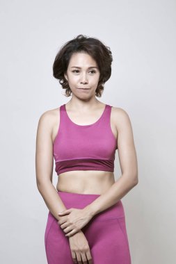 Güzel genç Asyalı kadın egzersizleri portresi