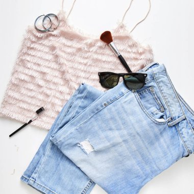 jean, güneş gözlüğü, küpe Beyaz ahşap masa arka plan ile düz yatıyordu kadınsı kıyafetler ve aksesuarlar kolaj