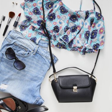 jean, güneş gözlüğü, küpe Beyaz ahşap masa arka plan ile düz yatıyordu kadınsı kıyafetler ve aksesuarlar kolaj