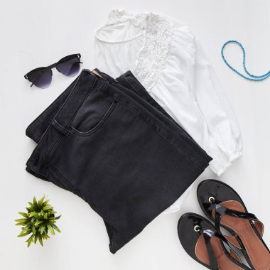 jean, güneş gözlüğü, küpe Beyaz ahşap masa arka plan ile düz yatıyordu kadınsı kıyafetler ve aksesuarlar kolaj