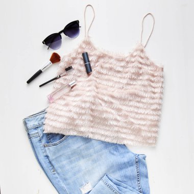 jean, güneş gözlüğü, küpe Beyaz ahşap masa arka plan ile düz yatıyordu kadınsı kıyafetler ve aksesuarlar kolaj