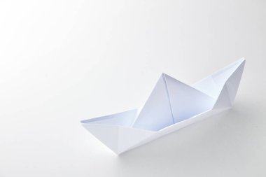 kağıt gemi arasında beyaz arka plan üzerinde önde gelen. Liderlik kavramı