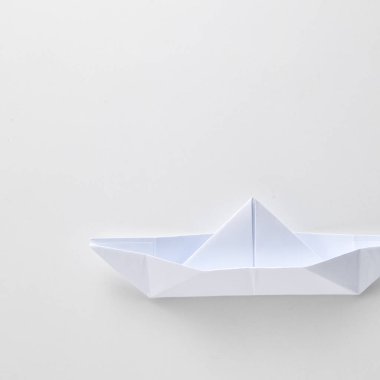 kağıt gemi arasında beyaz arka plan üzerinde önde gelen. Liderlik kavramı