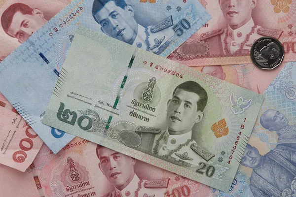 20 50 100 baht el Holding yeni Tayland Baht banknotlar ile görüntü X Kral Rama beyaz arka plan üzerinde kapatın
