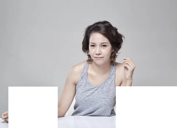 Jovem Bela Mulher Asiática Com Uma Placa Vazia Banner Branco — Fotografia de Stock