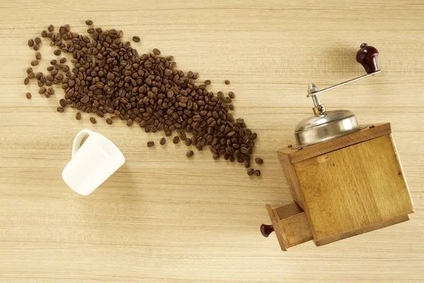 木製のテーブルの背景 フラットにコーヒー豆とコーヒーミルを置く — ストック写真