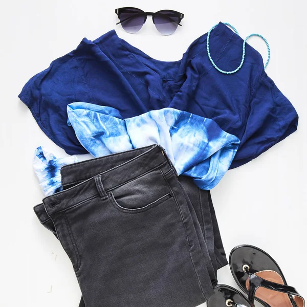 Flat Lay Roupas Femininas Acessórios Colagem Com Jeans Óculos Sol — Fotografia de Stock