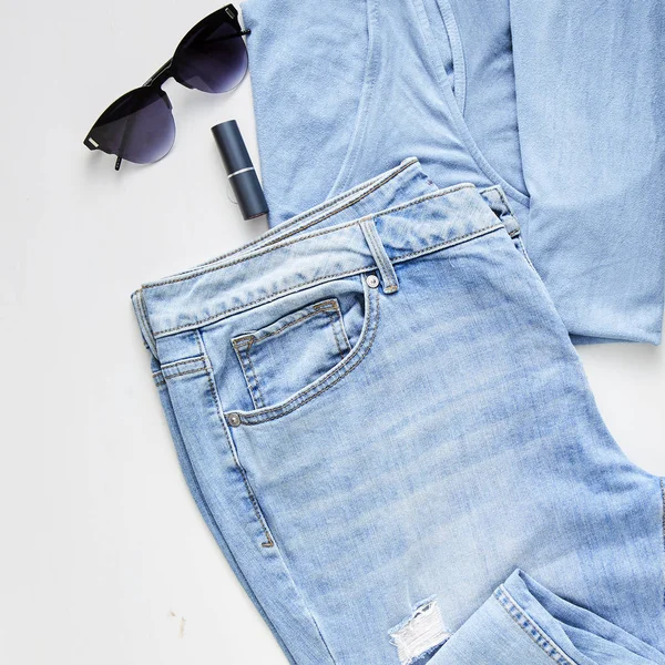 Flat Lay Roupas Femininas Acessórios Colagem Com Jeans Óculos Sol — Fotografia de Stock
