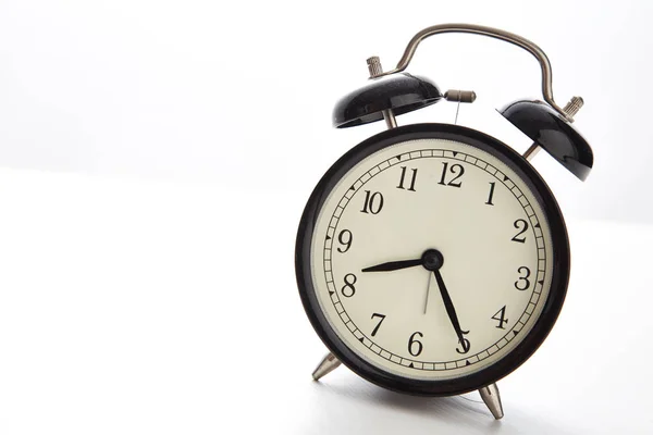 Relógio Alarme Retrô Fica Mesa Madeira Branca Isolada Fundo Branco — Fotografia de Stock