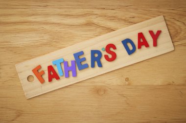 Mutlu babalar günü araçları rustik ahşap arka plan üzerinde ahşap harfle