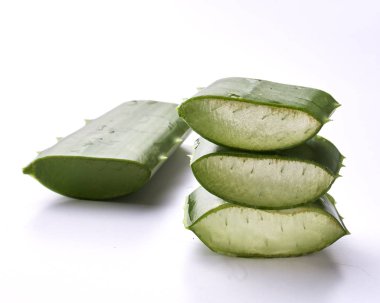 Aloe vera dilim beyaz arka plan üzerinde closeup