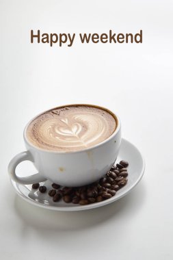 Beyaz arka plan üzerinde sıcak kahve kahve sanatı latte