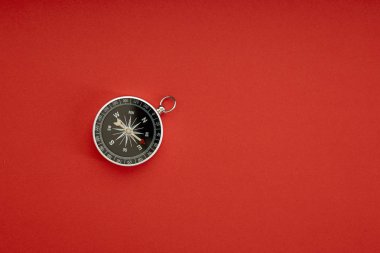 Üzerinde kırmızı zemin üstten görünüm mockup pusula ile yön kavramı