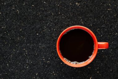 Kırmızı tablo granit arka plan üstten görünüm ile sabahı siyah kahve fincan