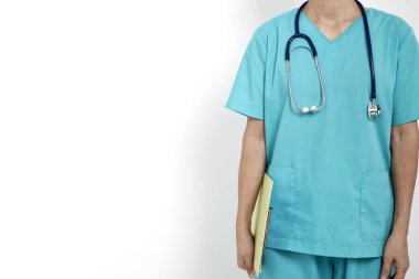 Mutlu kıdemli hemşire izole üzerinde beyaz arka plan ayakta