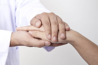 Doktor kadın hastasını uyumak arka plan üzerinde güven verici el