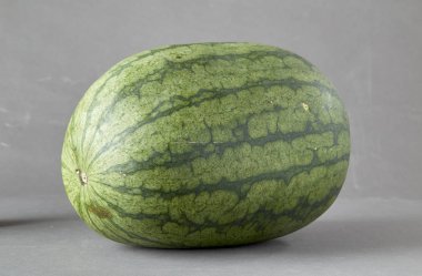 Tek tam karpuz berry gri bir arka plan üzerinde