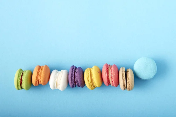 Süße Bunte Französische Makronen Oder Macaronkekse Auf Blauem Hintergrund — Stockfoto