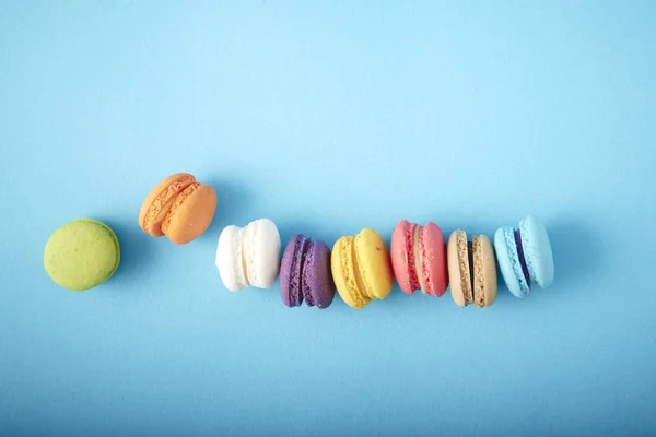 Süße Bunte Französische Makronen Oder Macaronkekse Auf Blauem Hintergrund — Stockfoto