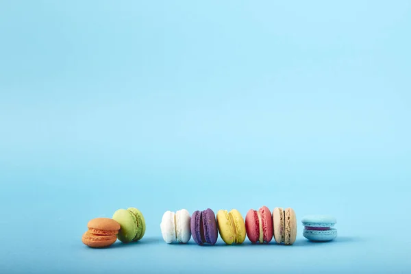 Süße Bunte Französische Makronen Oder Macaronkekse Auf Blauem Hintergrund — Stockfoto
