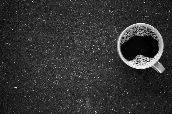 Красная Чашка Черного Кофе Утром Столе Гранитный Вид Сверху Концепция — стоковое фото