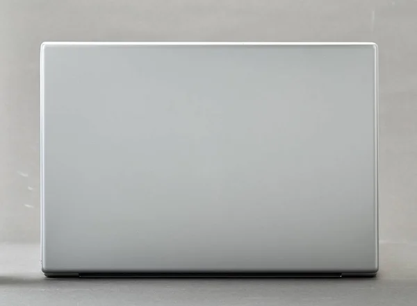 笔记本电脑背面的白色背景 技术理念 — 图库照片