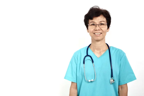 Enfermera Senior Feliz Pie Aislada Sobre Fondo Blanco — Foto de Stock