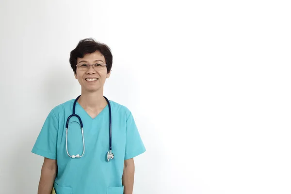Gelukkig Senior Verpleegkundige Permanent Geïsoleerd Witte Achtergrond — Stockfoto