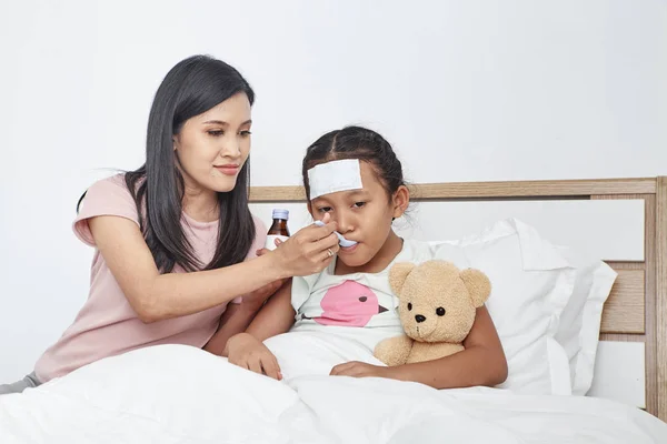 Asiatische Mutter Gibt Ihre Tochter Husten Medizin Bett — Stockfoto