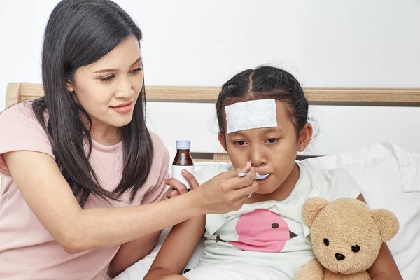 Asiatische Mutter Gibt Ihre Tochter Husten Medizin Bett — Stockfoto