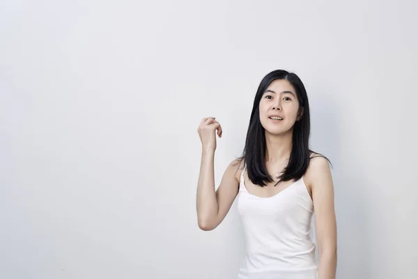배경에 매력적인 아시아 여자의 초상화 — 스톡 사진