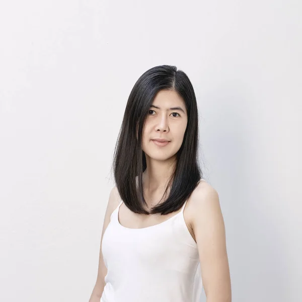 배경에 매력적인 아시아 여자의 초상화 — 스톡 사진