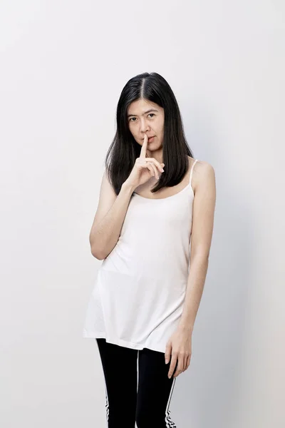 Portret Van Aantrekkelijke Aziatische Vrouw Geïsoleerd Witte Achtergrond — Stockfoto