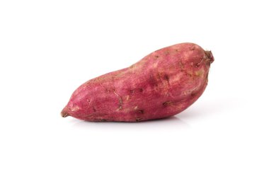 Beyaz arka planda izole edilmiş kırmızı tatlı patates.